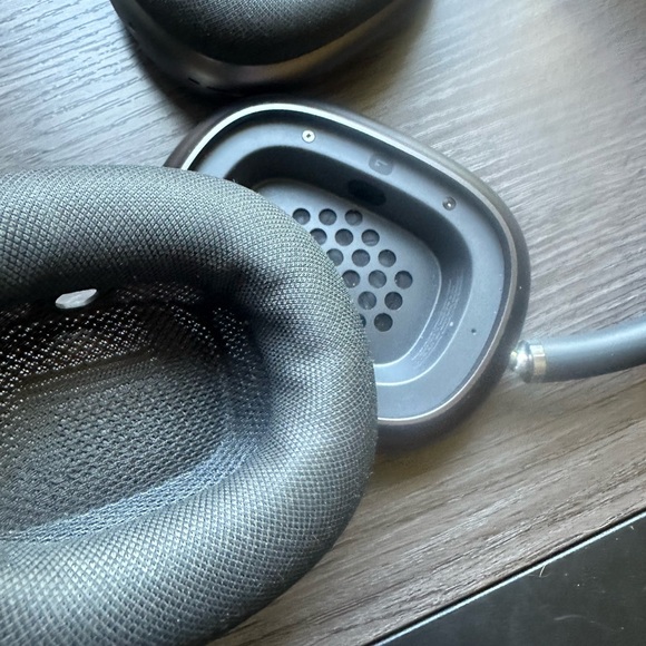 Apple Airpods Max in Black - Picture 3 of 14